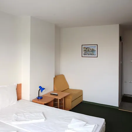 R&g 2* Νεσέμπαρ