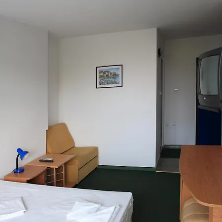 Ξενοδοχείο R&g Νεσέμπαρ