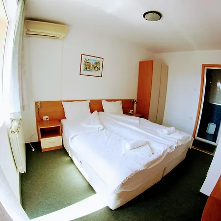 Ξενοδοχείο R&g Νεσέμπαρ