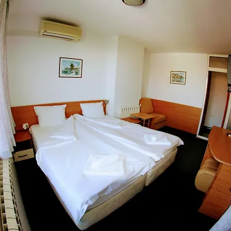 Ξενοδοχείο R&g Νεσέμπαρ